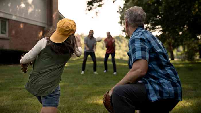 Criança joga com a familia e desfruta do som com os aparelhos auditivos
