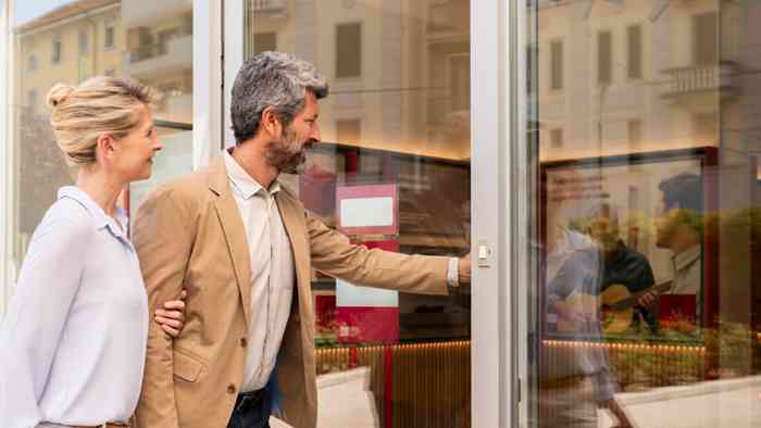Casal entrando em um centro auditivo Minisom
