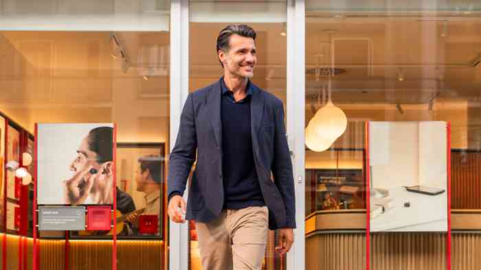 Senhor procura centro auditivo