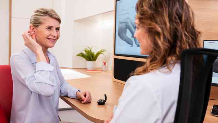 Senhora numa consulta com uma audiologista num centro auditivo Minisom.