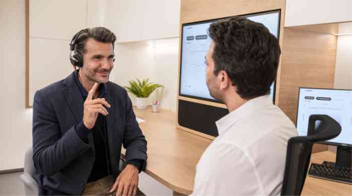 Homem num centro auditivo Minisom a realizar um rastreio auditivo com um audiologista credenciado