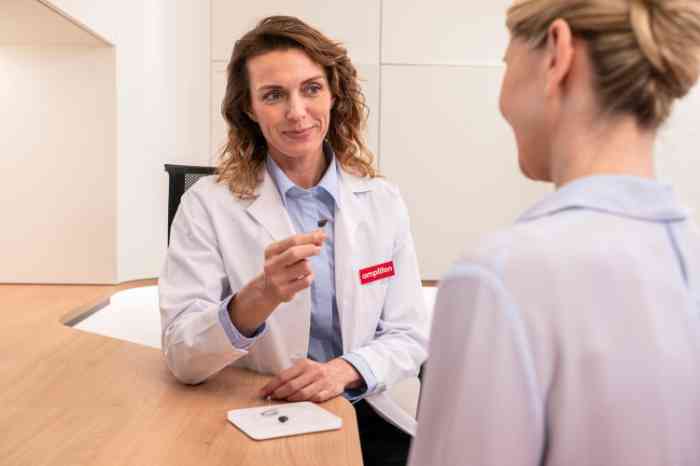 Audiologista Minisom mostra aparelho auditivo