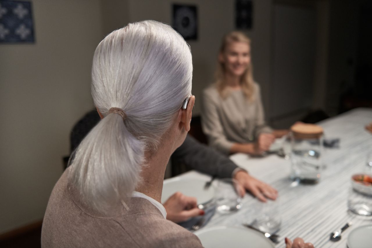 senhora à mesa com a família