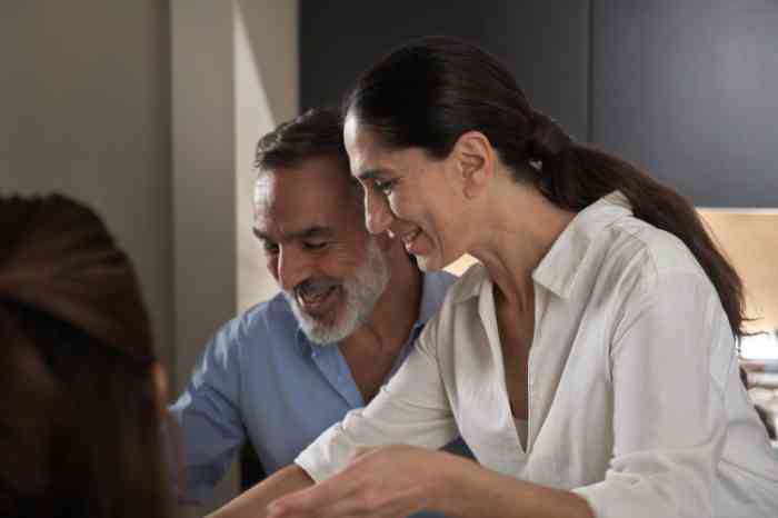 Família toma o pequeno almoço à mesa.