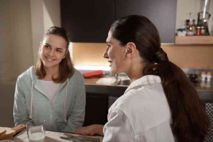 Mulher com aparelho auditivo acompanhado da família