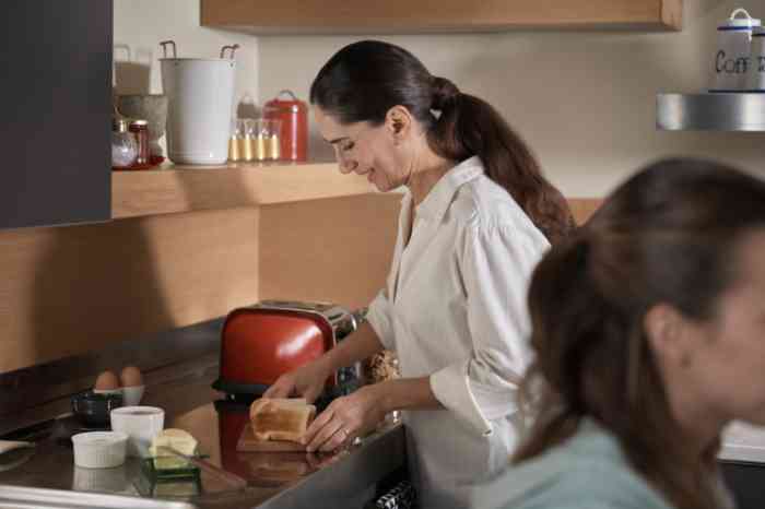 Mãe a preparar o pequeno-almoço