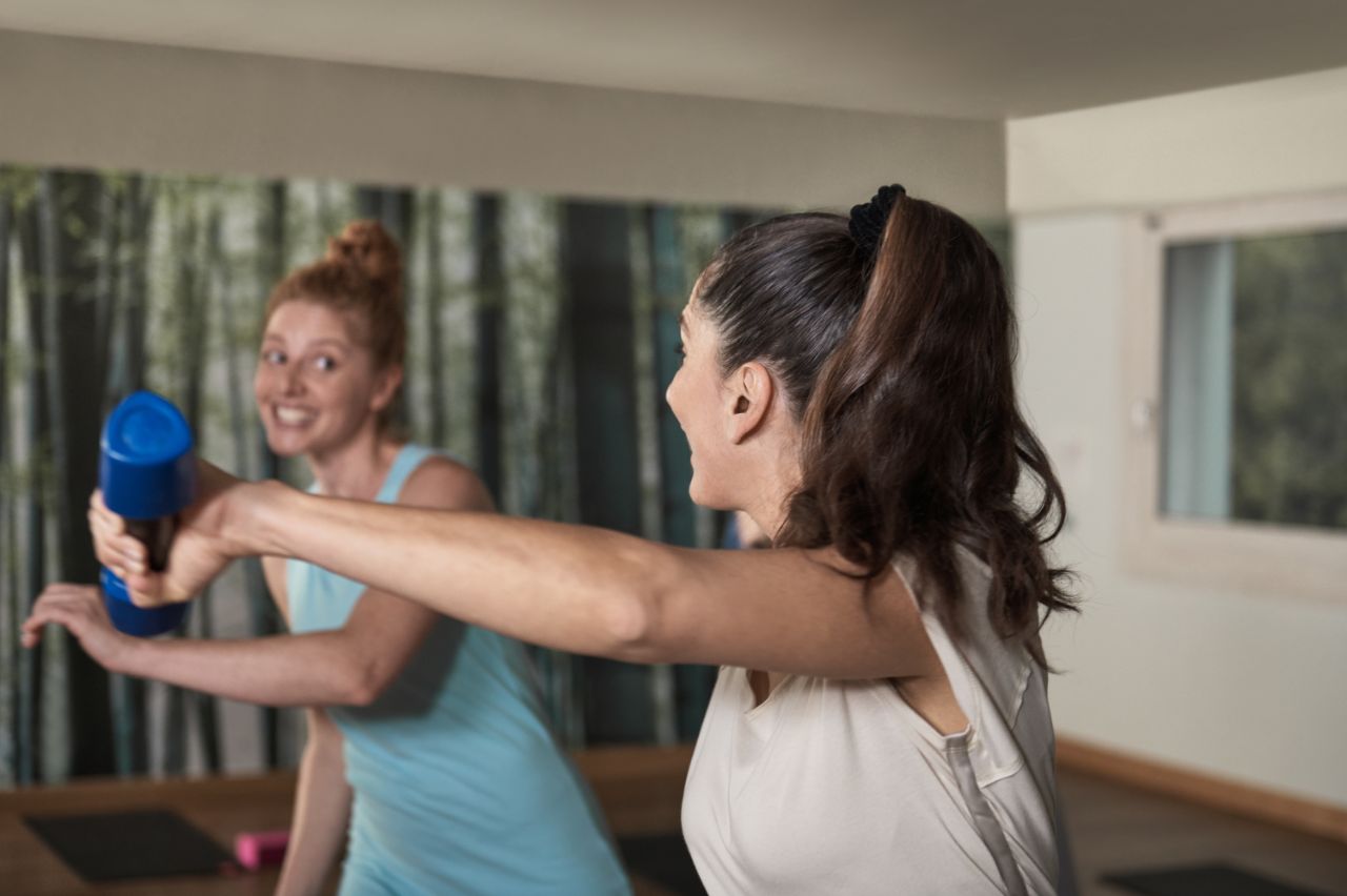 senhoras num ginásio a fazer exercício