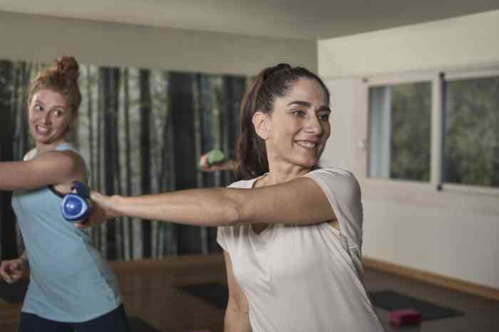 Senhora pratica exercício no ginásio