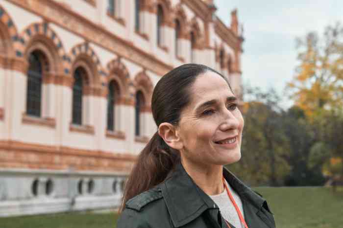 Senhora com olhar sereno escuta os sons da cidade.