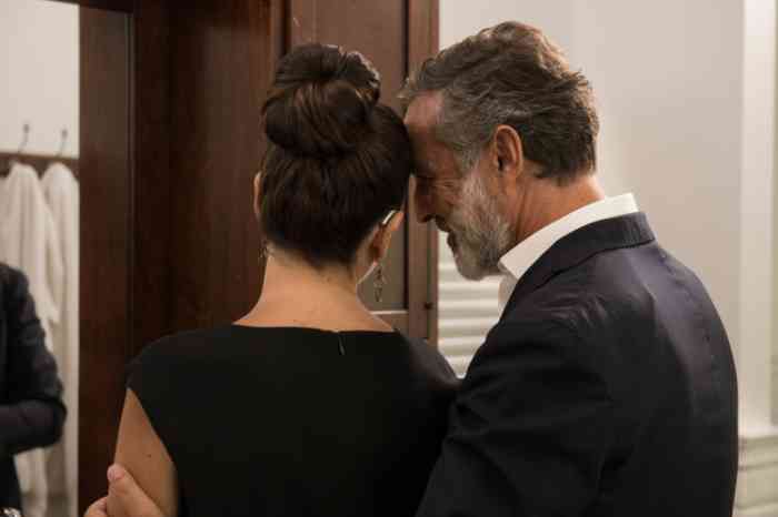 Casal prepara-se para festa