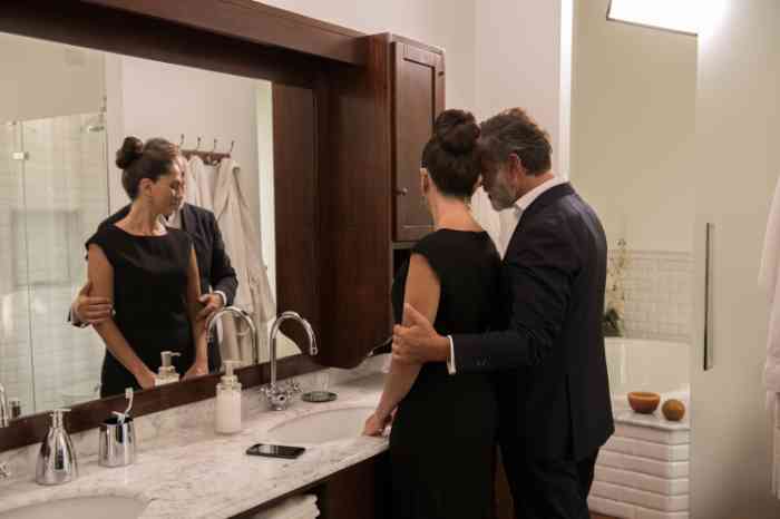 casal frente espelho