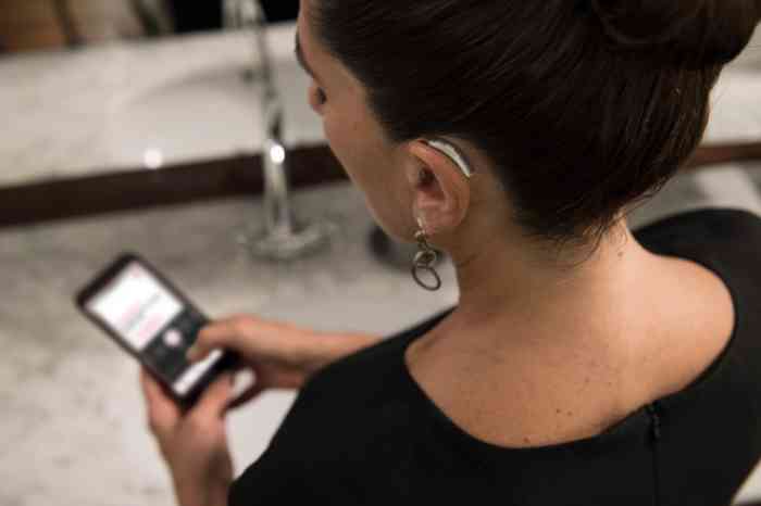 Mulher a fazer uma pesquisa no seu telemóvel