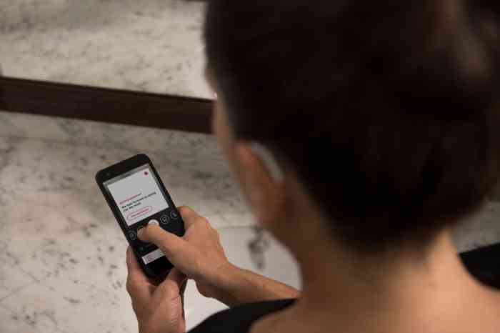 Mulher a ajustar as suas funcionalidade do seu aparelho auditivo através da App Amplifon