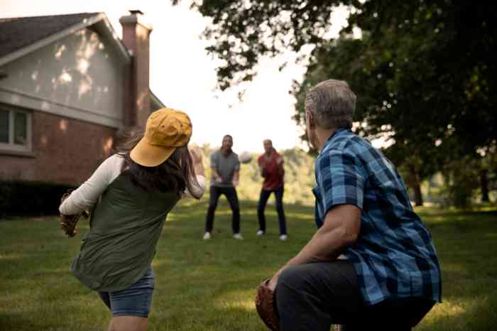 Família brinca no quintal. 