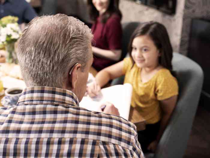 Avô a ajudar a neta a fazer os trabalhos de casa