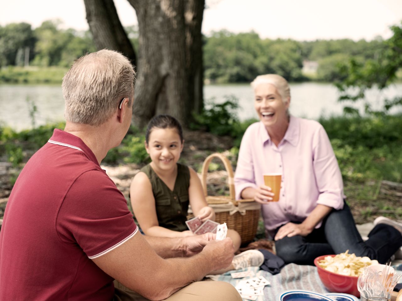 Família durante um piquenique ao ar livre