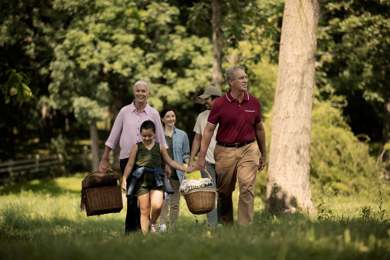 Família procura local para fazer picnic e desfrutar dos sons da natureza.