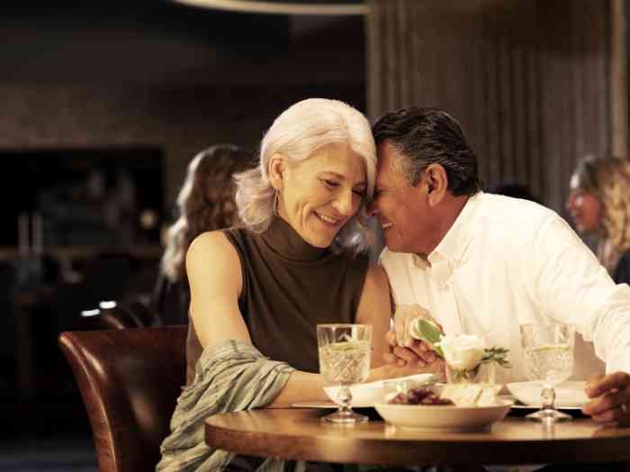 Casal convive alegremente num restaurante graças aos aparelhos auditivos