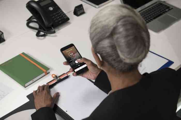 Senhora verifica telemóvel