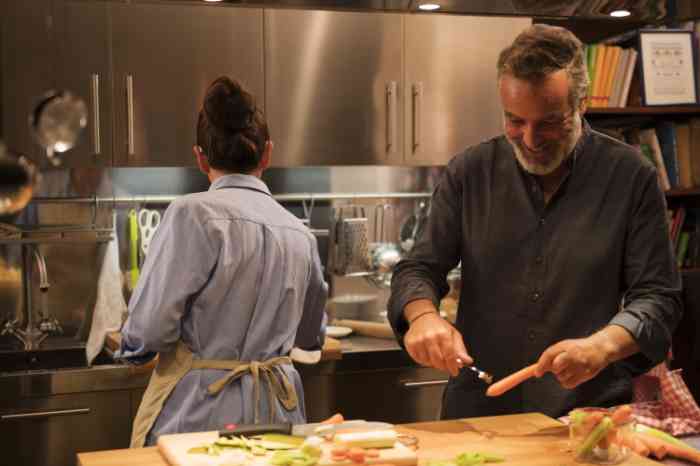 mulher e homem numa cozinha a cozinhar