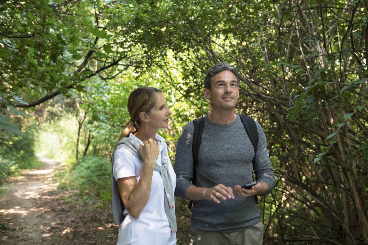 Casal caminha pela natureza