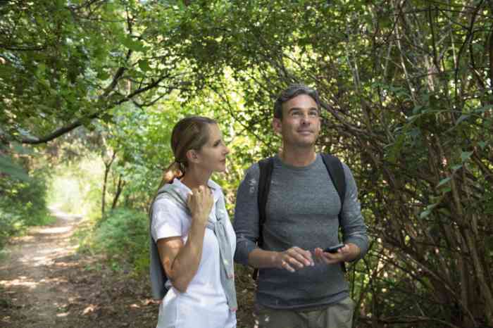 Casal passeia pela natureza.