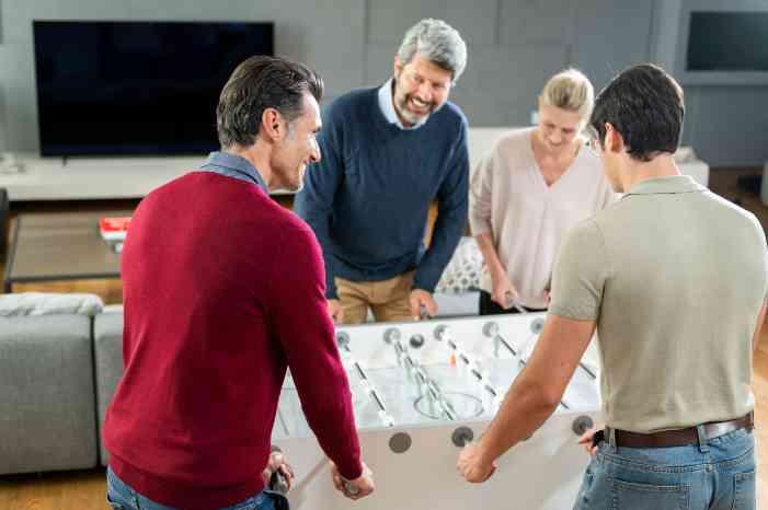 Amigos a conviver entre si, jogando matraquilhos para evitar a solidão e o isolamento social