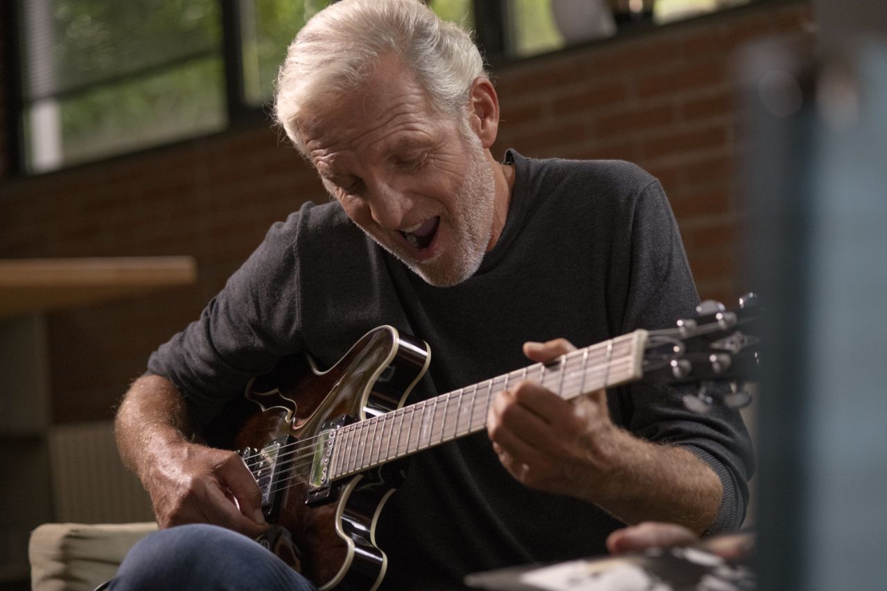 homem a tocar guitarra