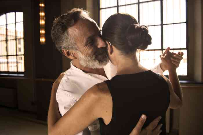 Casal volta a dançar ao som da música, graças aos aparelhos auditivos Minisom.