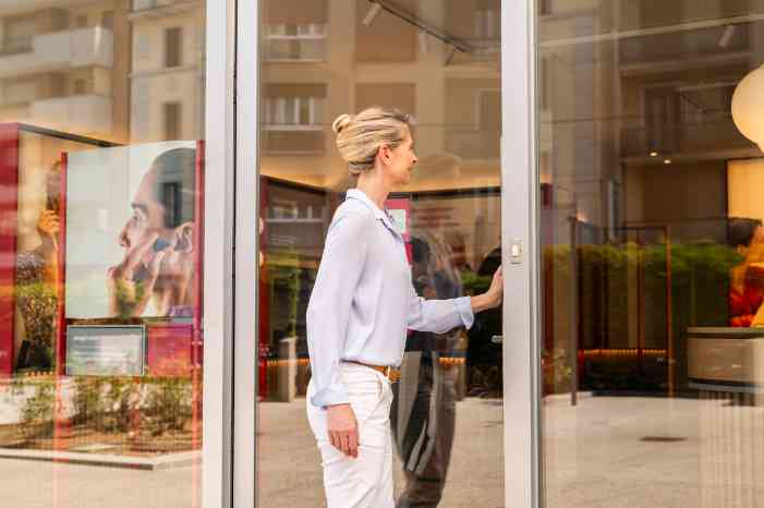 Cliente Minisom visita centro auditivo