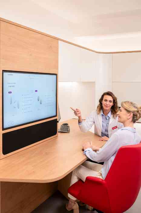 Audiologista simula na televisão como funcionam os aparelhos auditivos