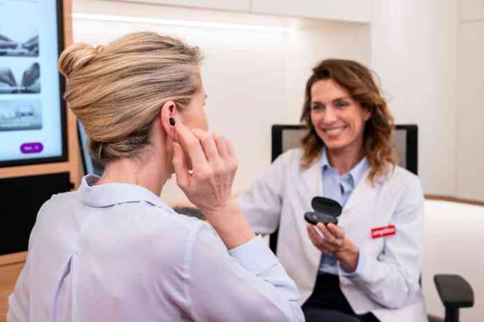 Senhora experimenta pela primeira vez um aparelho auditivo ampli-mini