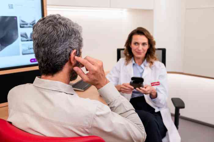 Cliente Minisom a experimentar o novo ampli-energy p5 num centro auditivo