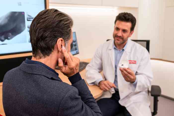 Audiologista aconselha aparelho auditivo para perda de audição