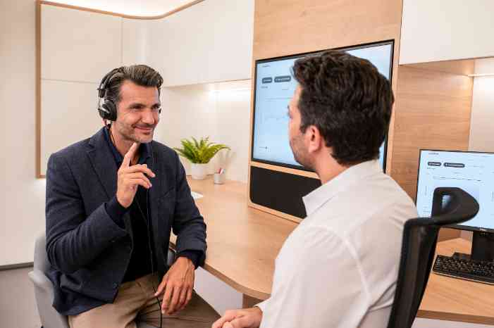 Mulher a realizar um exame auditivo com uma audiologista num centro auditivo Minisom