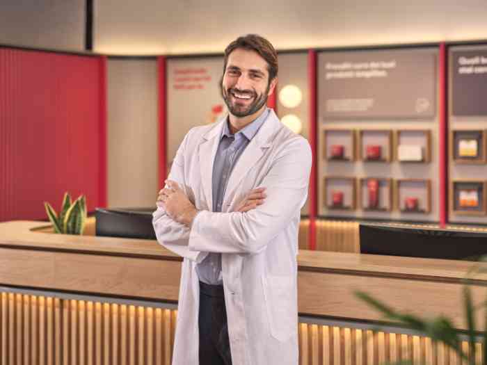 Audiologista num centro auditivo