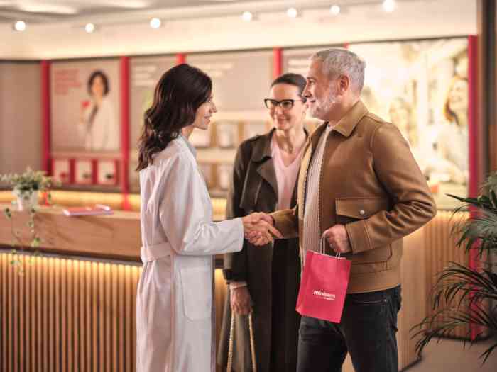 Audiologista e cliente a dar aperto de mão