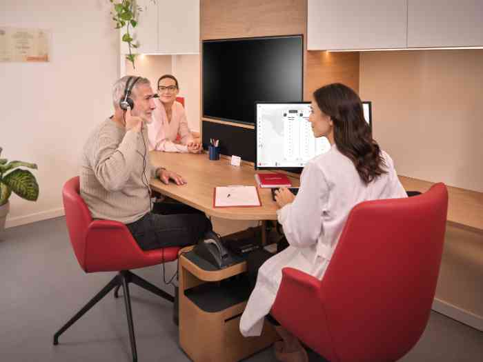 audilogista a realizar testes auditivos a homem