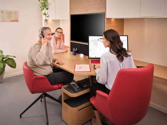 Audiologista e cliente com auscultadores a fazer teste auditivo