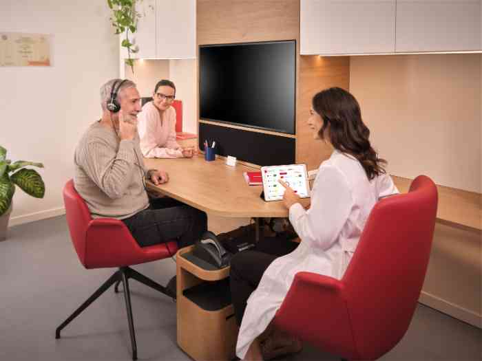 Audiologista com cliente a fazer exame auditivo