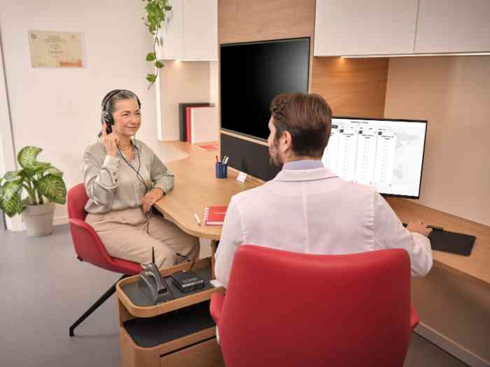 Cliente Minisom a realizar o exame auditivo junto de um audiologista Minisom