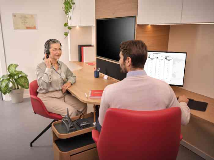 Mulher a realizar um teste auditivo num centro auditivo Minisom