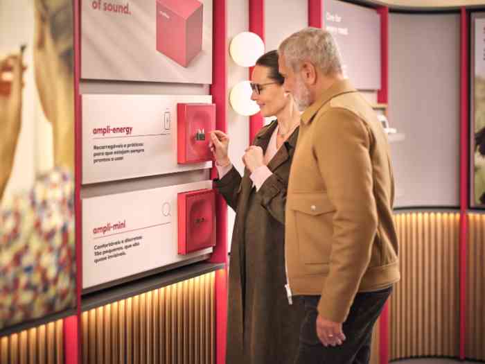 homem e mulher num centro auditivo minisom a ver aparelhos auditivos