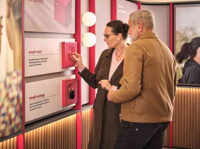 clientes a ver aparelhos auditivos 