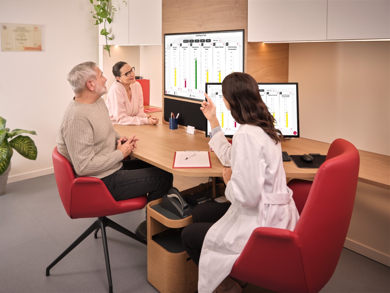 audiologista com cliente centro auditivo explicar resultados exame auditivo