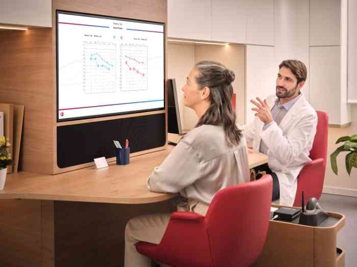 Audiologista a explicar resultados exame auditivo