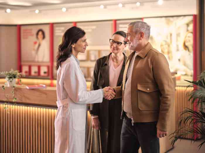 Audiologista Minisom num centro auditivo a cumprimentar uma paciente