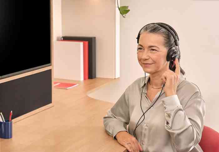 Senhora inicia exame auditivo.