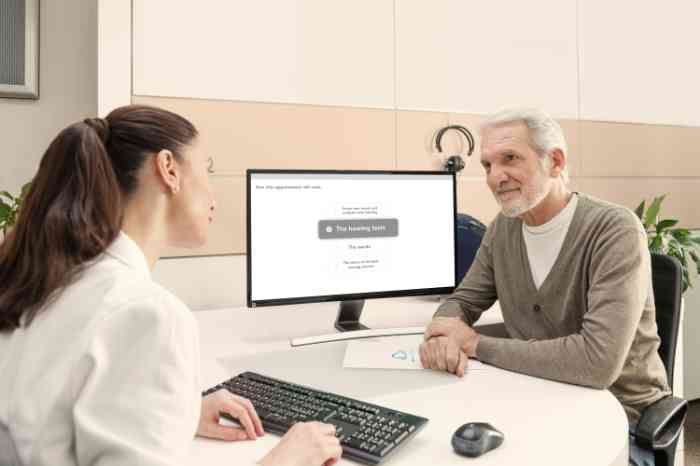 Audiologista com cliente