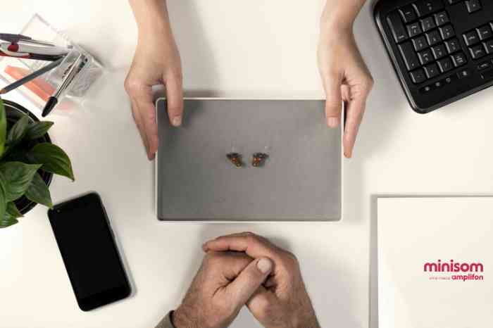 aparelhos auditivos minisom numa mesa